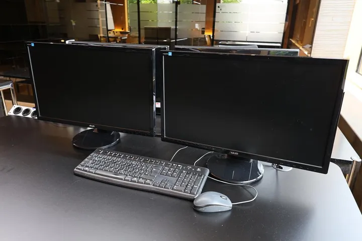 2 x Bildschirm 1 x Tastatur 1 x Maus